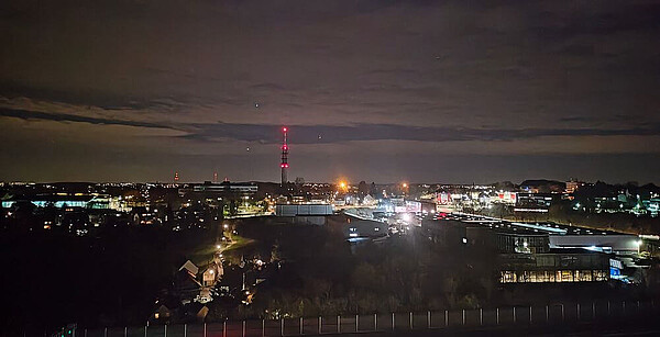 Blick vom Dach der Müllverbrennungsanlage (AWG Wuppertal) auf Wuppertal bei Nacht.
