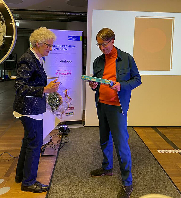 Petra aus dem Siepen (Marketing-Club Bergisch Land) und Prof. Alex Buether (Uni Wuppertal).
