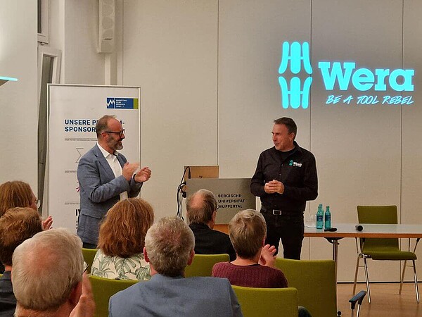 Prof. Dr. Tobias Langner (li., Vorstand Marketing-Club Bergisch Land) und Detlef Seyfarth (re., Marketing Director, WERA).