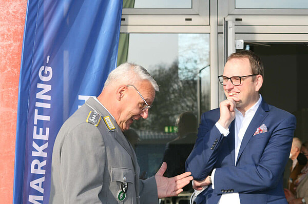 Oberst Erich Mosblech (Bundeswehr, li.) und Patrick Hahne (Marketing-Club Bergisch Land, re.).