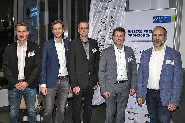 V.l.n.r.: Lennart Borgmann, Julian Felix Kopka, Nils von der Crone, Prof. Dr. Nils Crasselt und Prof. Dr. Tobias Langner.