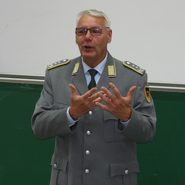 Referent: Oberst Erich Mosblech, stv. Kommandeur des Zentrum für Operative Kommunikation der Bundeswehr